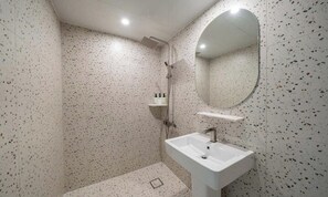 DELUXE-COMFORT(Multi-night) | Salle de bain | Douche, sèche-cheveux, peignoirs, bidet