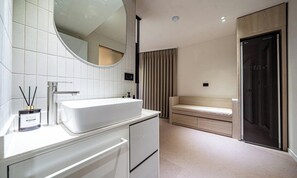 Buồng tắm vòi sen, máy sấy tóc, áo choàng tắm, chậu vệ sinh/vòi rửa 