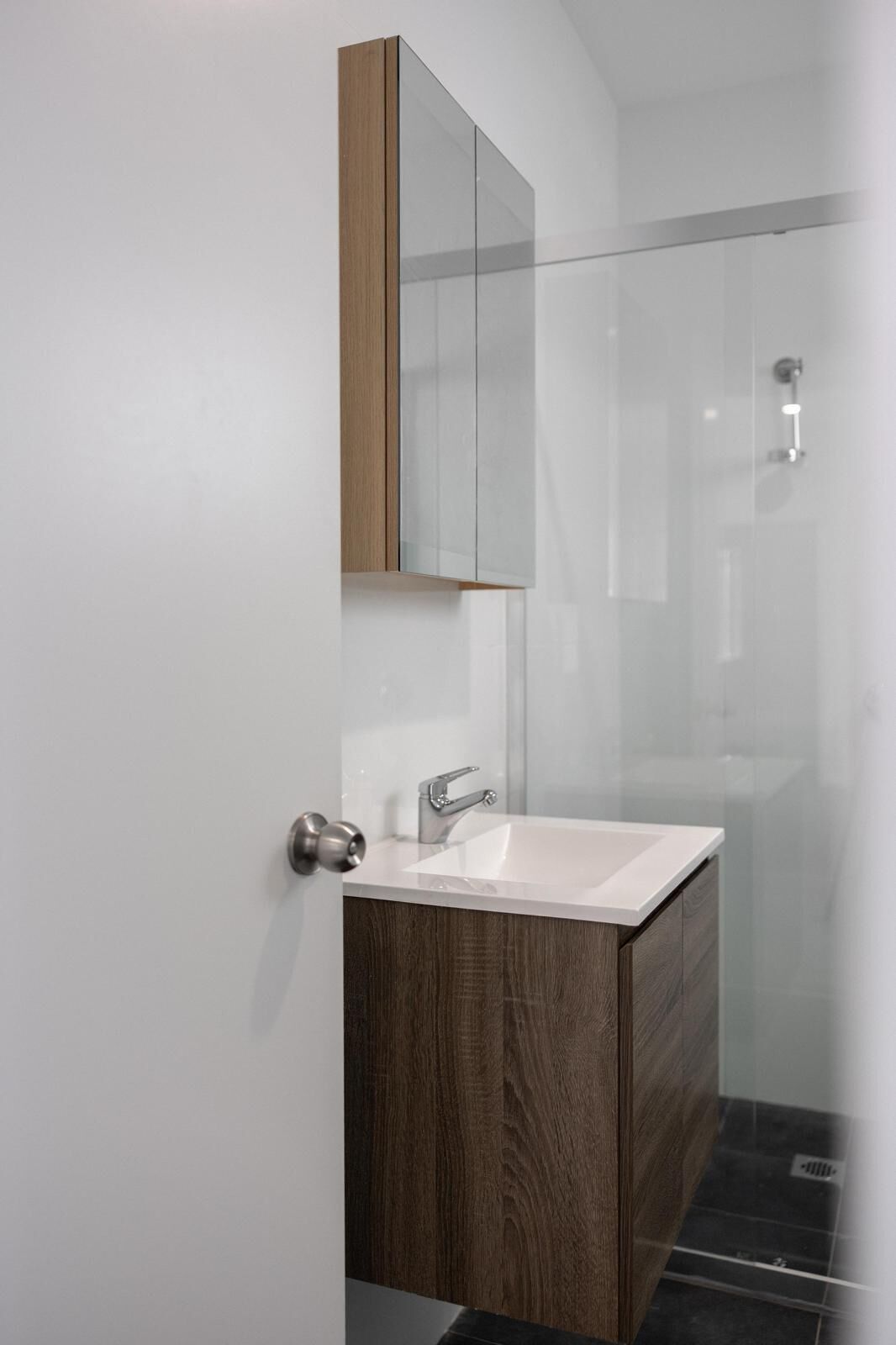 Douche, serviettes fournies, savon, papier de toilette