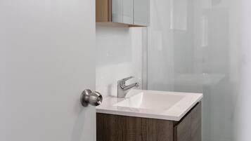 Douche, serviettes fournies, savon, papier de toilette