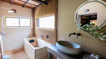 Luxury Suite, City View | Bathroom