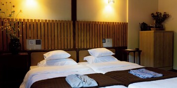 Classic Twin Room, Non Smoking, City View (Narai View [2F]) | In-room safe, individually decorated, individually furnished, free WiFi