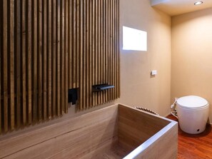 트래디셔널 더블룸, 금연 (Garden Room [1F]) | 욕실 | 샤워기/욕조 결합, 고급 세면용품, 헤어드라이어, 슬리퍼
