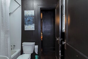Articles de toilette écologiques, sèche-cheveux, serviettes fournies