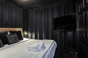 2 slaapkamers, een bureau, een strijkplank/strijkijzer, reisbedje
