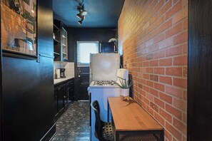 Frigorífico, microondas, horno y placa de cocina