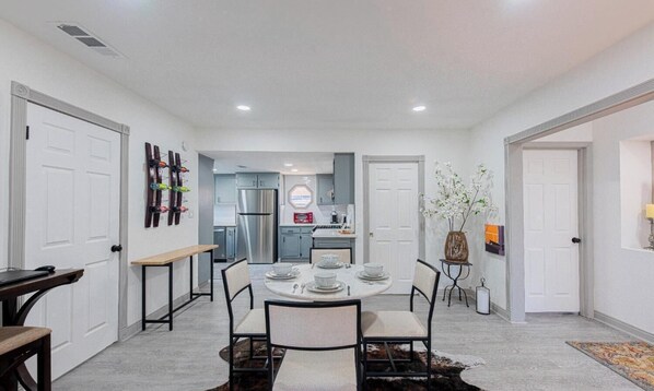 Dining - Luxury Stay Near Downtown Bakersfield (Bakersfield)