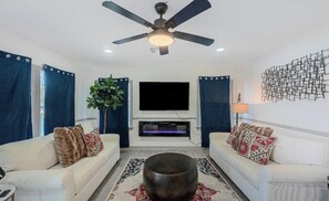 Living area - Luxury Stay Near Downtown Bakersfield (Bakersfield)