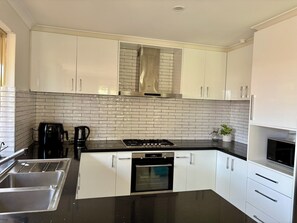 Private kitchen - Quiet Leafy Retreat- 10 minutes to (Yokine)