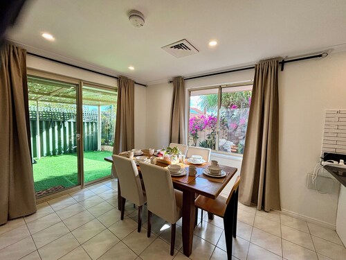 Quiet Leafy Retreat- 10 minutes to