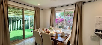 Quiet Leafy Retreat- 10 minutes to