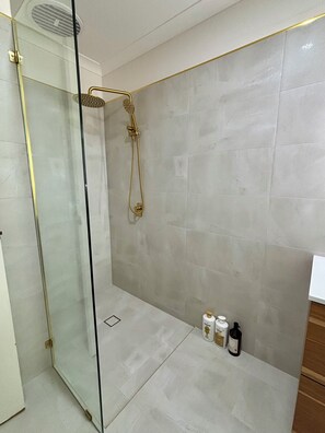 Shower, hair dryer, towels, soap - Quiet Leafy Retreat- 10 minutes to (Yokine)