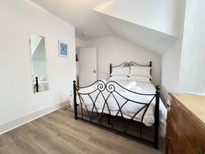 2 bedrooms, iron/ironing board, free WiFi, bed sheets - Draycott Dreams has stunning sea views across St Ives Bay & Harbour (St Ives)