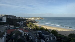 Eine Küstenstadt mit Gebäuden, einem Strand und dem Meer.