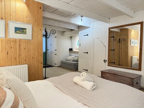 3 bedrooms, iron/ironing board, free WiFi, bed sheets - Hidden Harbour Cottage a secret Fisherman’s Cottage in Heart of St Ives (St Ives)