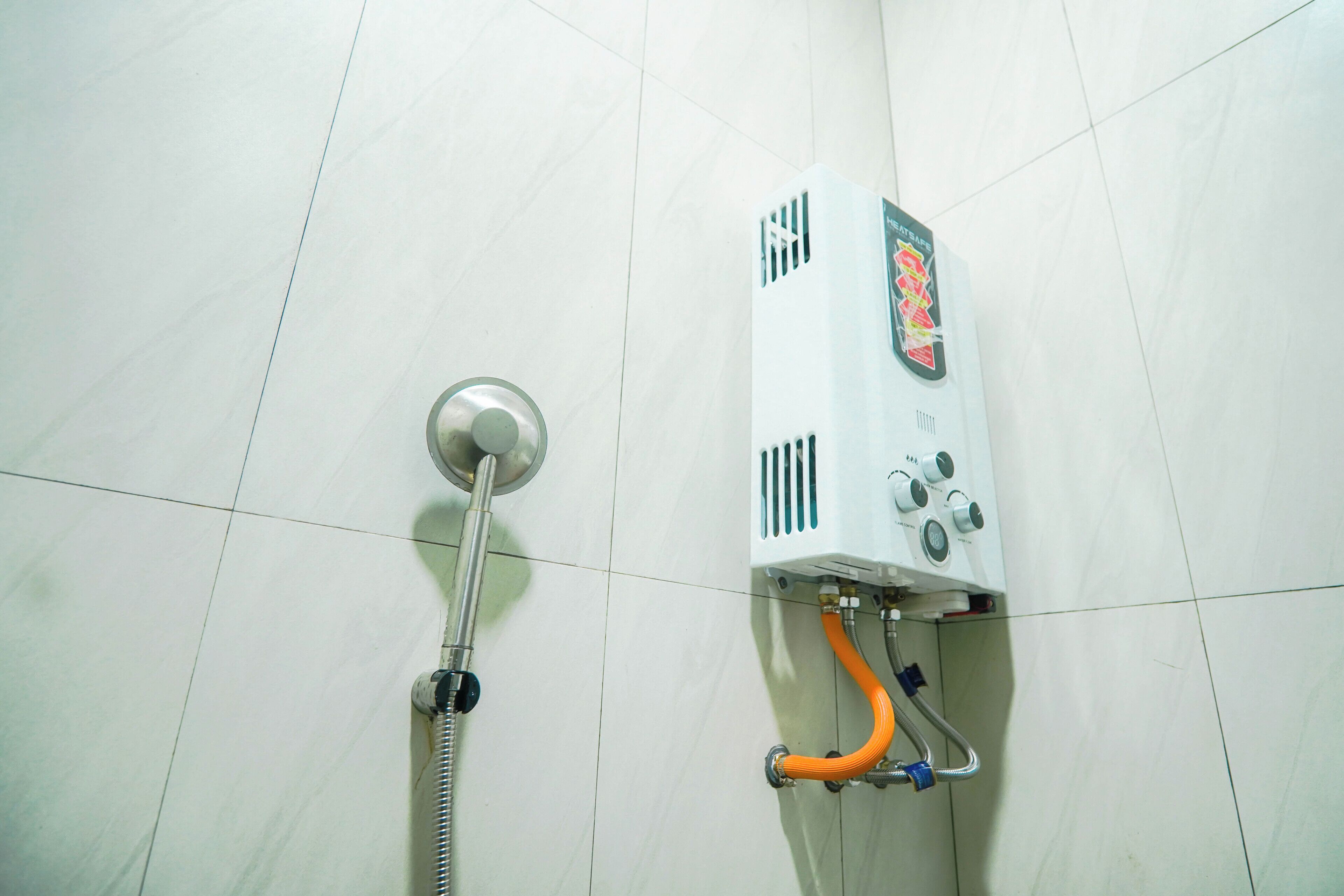 Deluxe tweepersoonskamer, uitzicht op de stad | Badkamer | Een douche, handdoeken, zeep