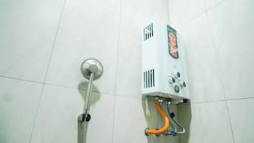 Deluxe tweepersoonskamer, uitzicht op de stad | Badkamer | Een douche, handdoeken, zeep