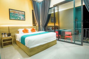 Habitación Deluxe doble, balcón | Escritorio y wifi gratis