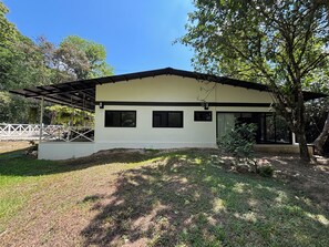 Exterior - Riverside 3BR House with jungle and river views (Provincia de Puntarenas)