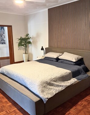 3 bedrooms, iron/ironing board, WiFi, bed sheets - Family oasis with sunset deck in prime Melville location (Melville)