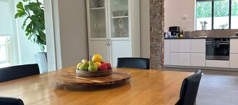 Family oasis with sunset deck in prime Melville location