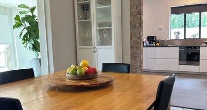 Family oasis with sunset deck in prime Melville location