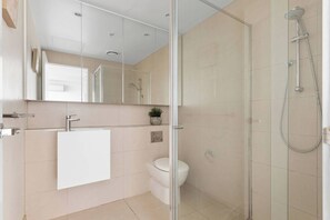 Shower, hair dryer, towels, shampoo - Bright 2BR Apartment Close to the Yarra (Abbotsford)