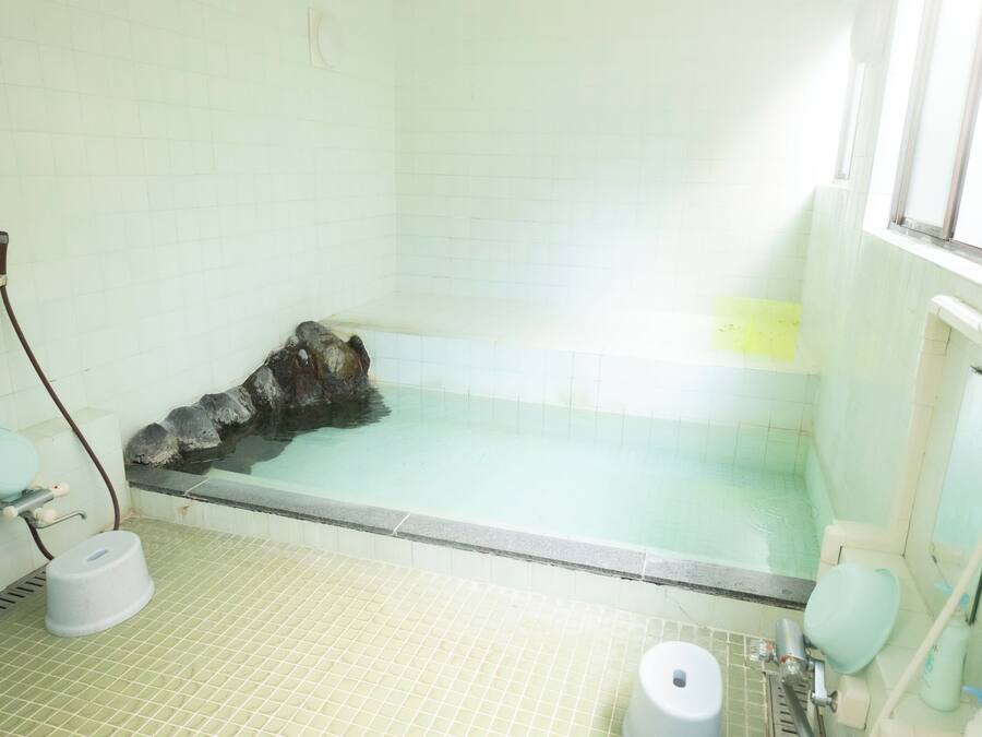 Un baño con bañera, ducha, inodoro y lavamanos.