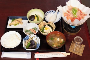 Quarto em estilo japonês, para não fumantes, vista para a cidade (Run of House) | Refeições em Ryokan