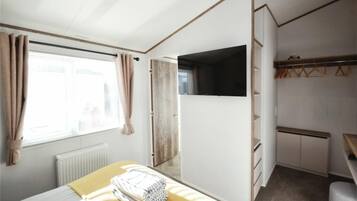 2 bedrooms, iron/ironing board, WiFi