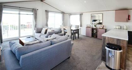 Seaside holiday lodge on family friendly site with lots of amenities. Gre6 vie
