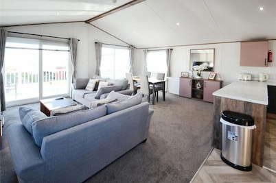 Seaside holiday lodge on family friendly site with lots of amenities. Gre6 vie