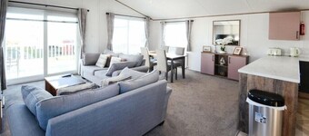 Seaside holiday lodge on family friendly site with lots of amenities. Gre6 vie