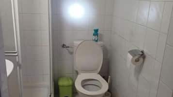 Dusche, Haartrockner, HandtĂŒcher