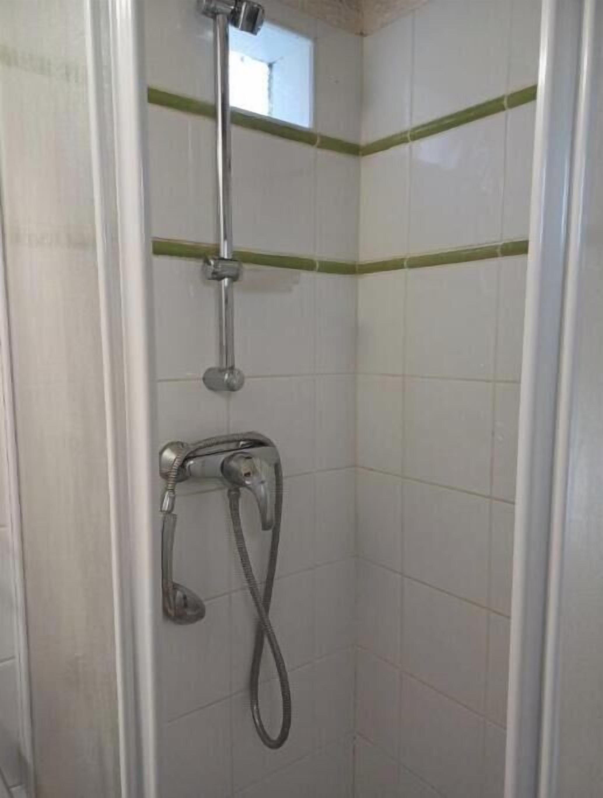 Douche, sèche-cheveux, serviettes fournies