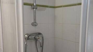 Douche, sèche-cheveux, serviettes fournies