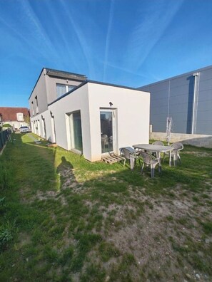 Outdoor dining - Vrbo Property (Habsheim)