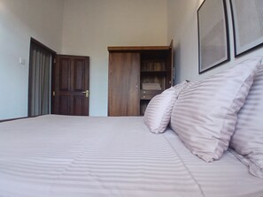 2 bedrooms, iron/ironing board, free WiFi, bed sheets - Serenique Heaven: Experience the Difference of True Serenity (Hikkaduwa)