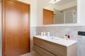 Bathroom - Apartment 'Katy Lake Rosmarino' with Private Terrace, Wi-Fi and Air Conditioning (Peschiera del Garda)