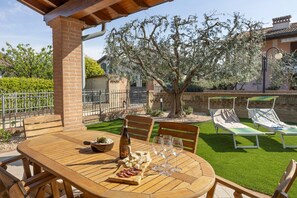 Outdoor dining - Apartment 'Katy Lake Rosmarino' with Private Terrace, Wi-Fi and Air Conditioning (Peschiera del Garda)