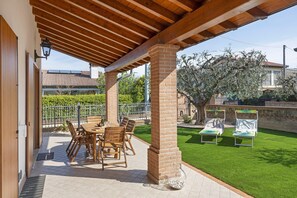 Outdoor dining - Apartment 'Katy Lake Rosmarino' with Private Terrace, Wi-Fi and Air Conditioning (Peschiera del Garda)