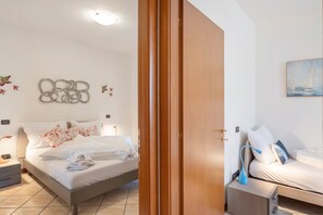 Room - Apartment 'Katy Lake Rosmarino' with Private Terrace, Wi-Fi and Air Conditioning (Peschiera del Garda)