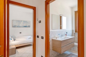 Room - Apartment 'Katy Lake Rosmarino' with Private Terrace, Wi-Fi, and Air Conditioning (Peschiera del Garda)