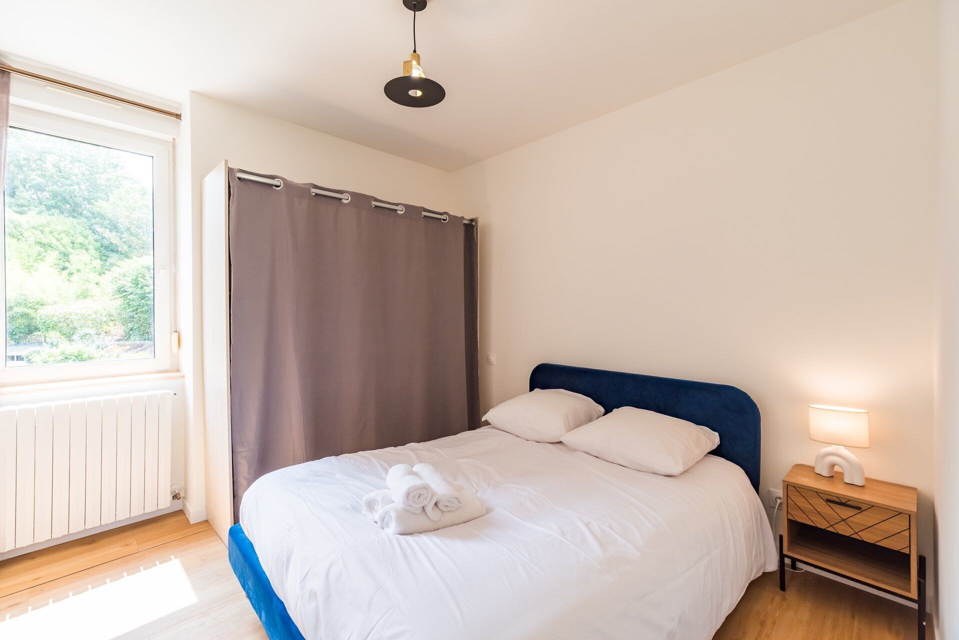 1 bedroom, desk, internet, bed sheets