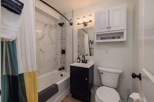 Stylish Downtown Studio - Free Parking + Kitchen