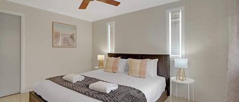 6 bedrooms, desk, iron/ironing board, travel cot