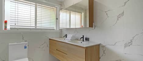 Shower, hair dryer, towels, shampoo