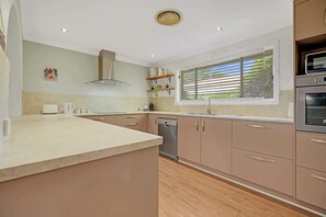 Private kitchen - Sunrise on Sovereign - Retro Family Entertainer (Dubbo)
