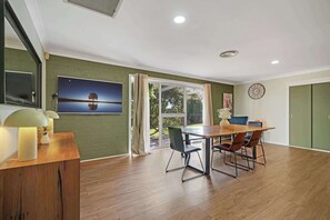 Interior - Sunrise on Sovereign - Retro Family Entertainer (Dubbo)