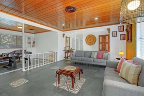 Living area - Sunrise on Sovereign - Retro Family Entertainer (Dubbo)